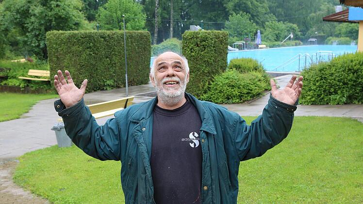 Alles Flehen zu den Göttern half Bademeister Werner Stark gestern nicht - sein Scheßlitzer Freibad bleibt für die nächsten Tage zu.  Foto: Barbara Herbst