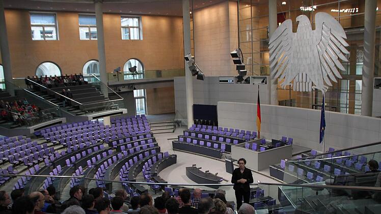 Die Brückenauer Gruppe informiert sich auf der Besuchertribüne des Plenarsaals des Bundestags.  Foto: Ulrike Müller