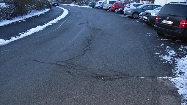 Schadhaft ist die Fahrbahn im Bereich der Grundschule in Untermerzbach. Knapp 25.000 Euro w&auml;ren erforderlich, um das 60 Meter lange Teilst&uuml;ck vern&uuml;nftig zu sanieren. Foto: Gemeinde Untermerzbach
