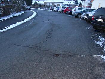 Schadhaft ist die Fahrbahn im Bereich der Grundschule in Untermerzbach. Knapp 25.000 Euro wären erforderlich, um das 60 Meter lange Teilstück vernünftig zu sanieren. Foto: Gemeinde Untermerzbach