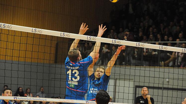 1:3 gegen den Tabellenführer verloren, aber wieder viele Sympathie-Punkte gewonnen haben Hammelburgs Volleyballer (blaue Trikots). Foto: Hopf