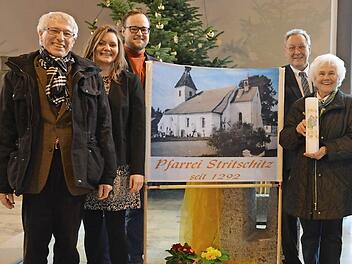 Symbol der Verbundenheit: Ein großes Foto der Kirche St. Peter und Paul der Pfarrei Stritschitz steht in der Diebacher Kirche.  Foto: Silberbach