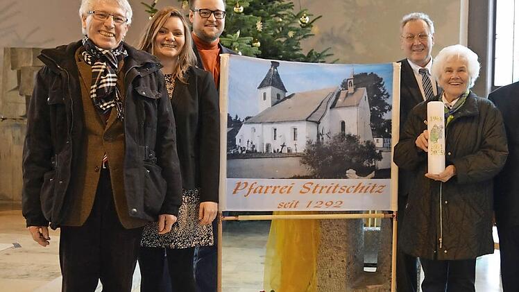 Symbol der Verbundenheit: Ein großes Foto der Kirche St. Peter und Paul der Pfarrei Stritschitz steht in der Diebacher Kirche.  Foto: Silberbach
