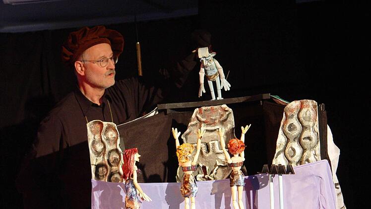 Eine kurzweilige Figurentheater-Aufführung des "Ring des Nibelungen" in der Bad Brückenauer Galerie Form + Farbe. Foto: Brigitta Kempe-Wolf