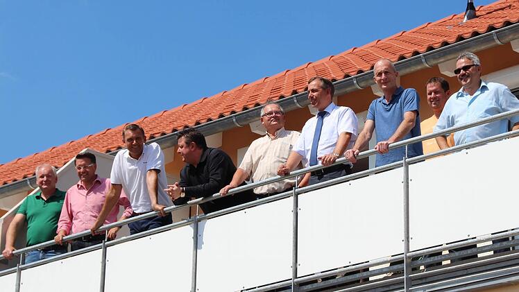 Vom Balkon des Musterhauses hatten die Kommunalpolitiker einen guten Blick auf das neue Baugebiet in Adelsdorf. Foto: Andreas Dorsch