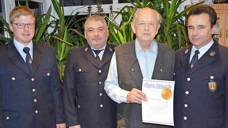 Nikolaus Popp (Zweiter von rechts) erhielt von Vorsitzendem Thomas Pfaff, 2. Vorsitzendem Marco Hümmer und Kommandant Florian Schwalme die Ehrenurkunde für 80 Jahre Mitgliedschaft.  Foto: Micheel