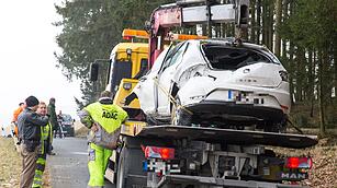Sonnefeld: Mann prallt mit Auto gegen mehrere B&auml;ume und stirbt