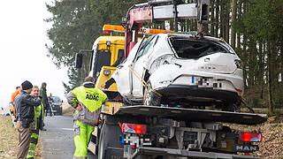 Sonnefeld: Mann prallt mit Auto gegen mehrere B&auml;ume und stirbt