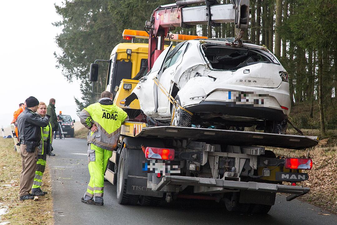 Sonnefeld: Mann prallt mit Auto gegen mehrere Bäume und stirbt