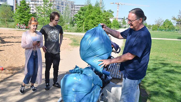 Mit dem Fahrradanh&auml;nger schafft Schlund die M&uuml;lls&auml;cke zum Gartenamt.