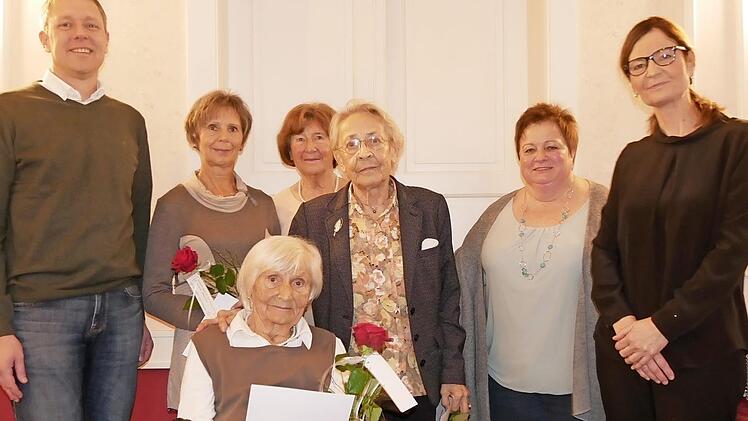 Ehrungen beim Marienverein Mönchröden (von links): Bürgermeister Marco Steiner, Jubilarin Evelin Weichenrieder (25 Jahre), Vorstandsmitglied Christel Zach, Jubilarin Marianne Götz (60 Jahre), Lilia Agapkin vom BRK-Kreisverband, Vorsitzende Sylvia Lieb und (vorne sitzend) Jubilarin Ruth Greifenstein (60 Jahre).