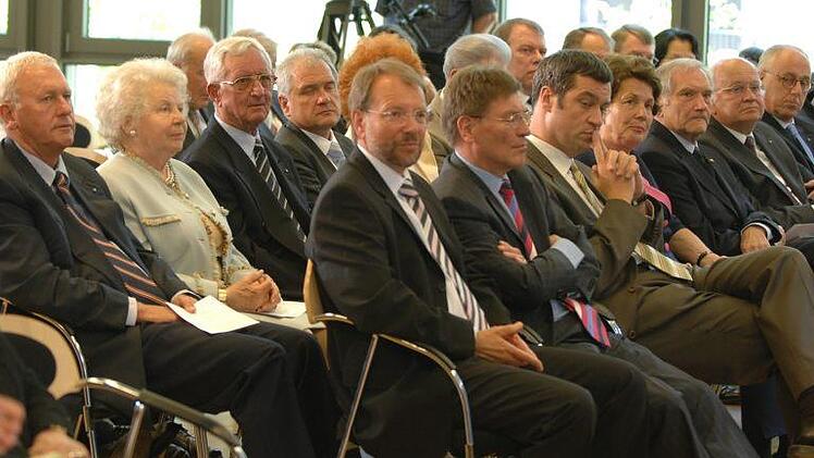 Peter Witterauf repräsentierte die Hanns-Seidel-Stiftung häufig in der Öffentlichkeit - wie hier, mit prominenten CSU-Politikern. Foto: Hanns-Seidel-Stiftung