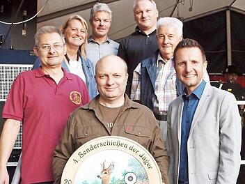 Christian Thiel, 2. Bürgermeisterin Sabine Rießner, Michael Ament, Michael Hagel, 3. Bürgermeister Winfried Weinbeer und Bürgermeister Andreas Hügerich (hintere Reihe von links) beglückwünschten Markus Sünkel zum Gewinn der Jagdscheibe. Foto: Alfred Thieret