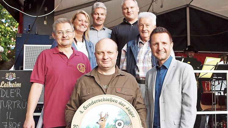 Christian Thiel, 2. Bürgermeisterin Sabine Rießner, Michael Ament, Michael Hagel, 3. Bürgermeister Winfried Weinbeer und Bürgermeister Andreas Hügerich (hintere Reihe von links) beglückwünschten Markus Sünkel zum Gewinn der Jagdscheibe. Foto: Alfred Thieret