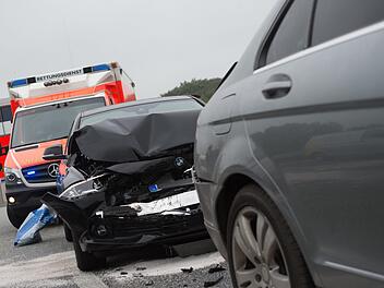 Am Samstag hat sich in Unterfranken ein Verkehrsunfall ereignet, bei dem zwei Menschen verletzt wurden. Symbolfoto: Benjamin Nolte/dpa