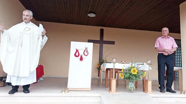 Raimund Fleischmann wurde für 65 Jahre Tätigkeit als Organist in der Kirchengemeinde Erlach geehrt.  Foto: privat