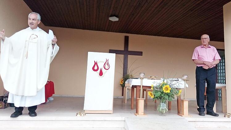 Raimund Fleischmann wurde für 65 Jahre Tätigkeit als Organist in der Kirchengemeinde Erlach geehrt.  Foto: privat