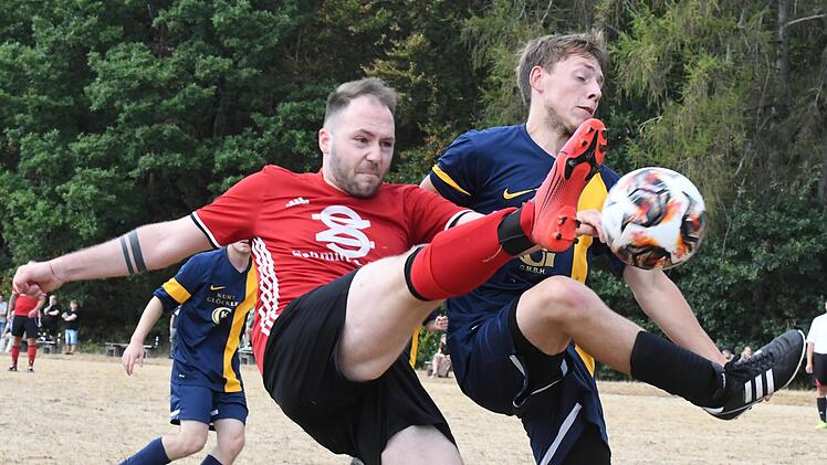 Intensiv ging es bei der Partie FC Wittershausen gegen DJK Schlimpfhof zu. Unser Bild zeigt den DJK`ler Patrick Link (links) und den Wittersh&auml;user Darius Framke beim Kampf um den Ball. Foto: Hopf