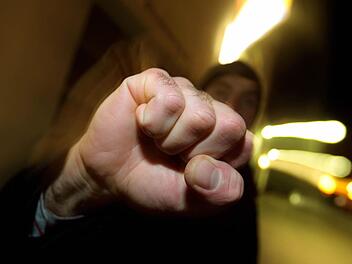 Kitzingen: Mann (22) wird aggressiv &ndash; Polizist nach Angriff verletzt