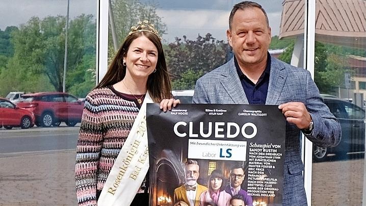 Rosenk&ouml;nigin Laura Pf&uuml;lb dankt im Namen des Theaterrings Ressortleiter Ingo Grimm f&uuml;r die Spende.
