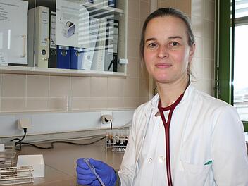 Dr. Stefanie Held hält eine Pipette in den Händen. Für einen Grippe-Schnelltest verwendet sie üblicherweise ein Wattestäbchen. Schon nach 20 Minuten weiß sie, ob Influenzaviren im Spiel sind. Foto: Carmen Schmitt