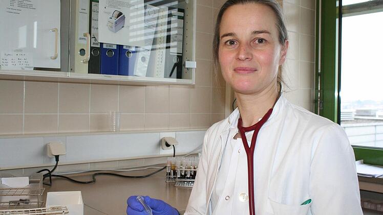 Dr. Stefanie Held hält eine Pipette in den Händen. Für einen Grippe-Schnelltest verwendet sie üblicherweise ein Wattestäbchen. Schon nach 20 Minuten weiß sie, ob Influenzaviren im Spiel sind. Foto: Carmen Schmitt