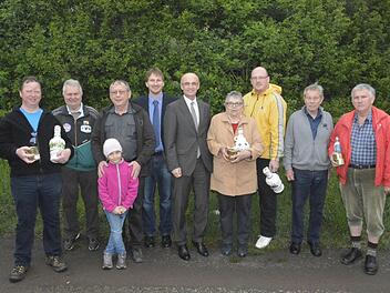Die Vereinsvertreter zusammen mit den Vertretern des Sportclubs in Maroldsweisach, Ernst Frankenberg (Dritter von links) und Dieter Klopfleisch (Zweiter von rechts), Gemeinde und Landrat Wilhelm Schneider (Mitte) und Bürgermeister Wolfram Thein (daneben).  Foto; Schmidt