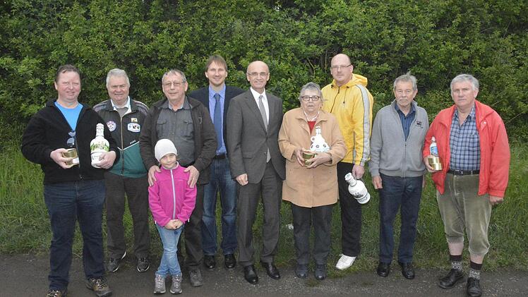 Die Vereinsvertreter zusammen mit den Vertretern des Sportclubs in Maroldsweisach, Ernst Frankenberg (Dritter von links) und Dieter Klopfleisch (Zweiter von rechts), Gemeinde und Landrat Wilhelm Schneider (Mitte) und Bürgermeister Wolfram Thein (daneben).  Foto; Schmidt