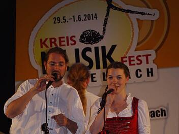 Das Gesangsduo (von links) Stephanie Herold und Florian Ebert setzte gesangliche Glanzlichter.
