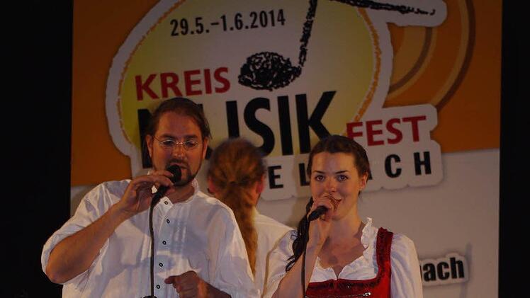 Das Gesangsduo (von links) Stephanie Herold und Florian Ebert setzte gesangliche Glanzlichter.