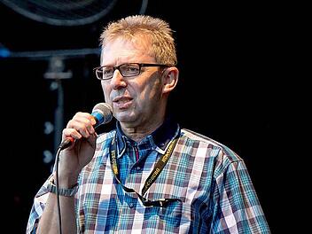 Einen eher ungewohnten Auftritt hatte Wolfgnag Bauersachs bei der Begrüßung des Publikums zum Konzert von Niedeckens BAP im Schlosshof in Tambach. Foto: Albert Höchstädter