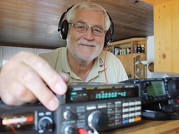 Walter Bohn beteiligt sich an der Fledermaussuche in und um Bamberg. Der Scanner (im Vordergrund) ist auf die entsprechenden Frequenzen eingestellt.  Foto: S. Martin