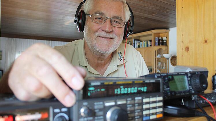 Walter Bohn beteiligt sich an der Fledermaussuche in und um Bamberg. Der Scanner (im Vordergrund) ist auf die entsprechenden Frequenzen eingestellt.  Foto: S. Martin