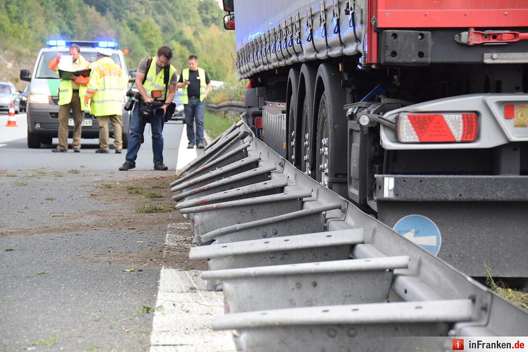 Reifenplatzer: Lkw walzt auf A70 Leitplanken nieder