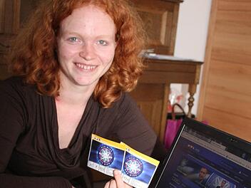 Die Eintrittskarten zum Promi-Special von "Wer wird Millionär?" hebt sich Pia Hempfling aus Stadtsteinach sicherlich auf. Als Zuschauerin reiste Pia Hempfling in die RTL-Studios - doch dann kam sie plötzlich zu Fernseh-Ehren und ihre Schwester Ulla Rübensaal aus dem Landkreis Lichtenfels auch. Foto: Sonny Adam