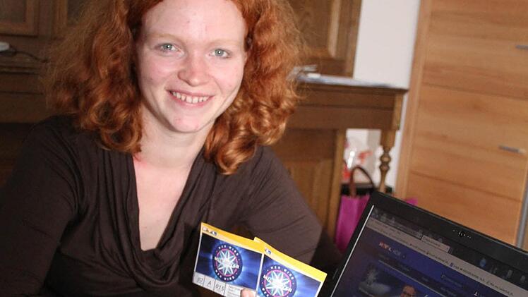 Die Eintrittskarten zum Promi-Special von "Wer wird Millionär?" hebt sich Pia Hempfling aus Stadtsteinach sicherlich auf. Als Zuschauerin reiste Pia Hempfling in die RTL-Studios - doch dann kam sie plötzlich zu Fernseh-Ehren und ihre Schwester Ulla Rübensaal aus dem Landkreis Lichtenfels auch. Foto: Sonny Adam