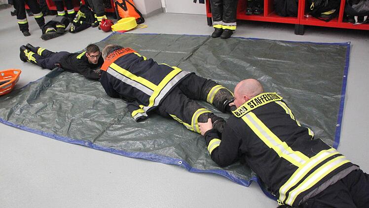 Hier wird geübt, einen Verunglückten mittels einer Menschenkette zu retten. Foto: Matthias Einwag
