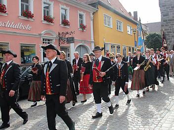 Ein langer Kirchenzug mit vielen Vereins- und Fahnenabordnungen bewegte sich zum Gedenkgottesdienst. Fotos: Johanna Blum