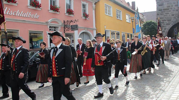 Ein langer Kirchenzug mit vielen Vereins- und Fahnenabordnungen bewegte sich zum Gedenkgottesdienst. Fotos: Johanna Blum