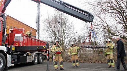 Die Feuerwehrmänner Thomas Kainz, Klaus Grümpel, Martin Volpert und Julian Weidinger zeigen dem Haßfurter Bürgermeister Günther Werner (von links) Funktionen des neuen Fahrzeugs.