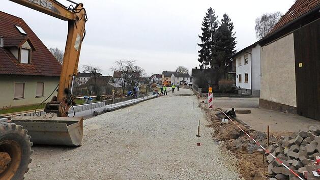 Gr&ouml;&szlig;te Bauma&szlig;nahme ist der Ausbau der Ortsdurchfahrt in Steinsdorf mit dem Anlegen von Gehwegen. Foto: Georg H&uuml;tgens