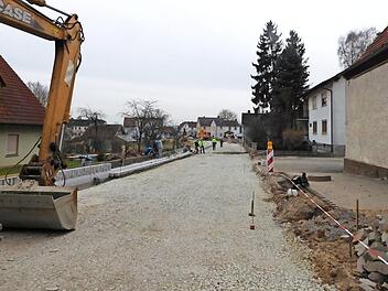 Größte Baumaßnahme ist der Ausbau der Ortsdurchfahrt in Steinsdorf mit dem Anlegen von Gehwegen. Foto: Georg Hütgens