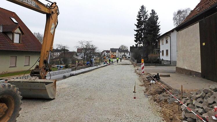 Größte Baumaßnahme ist der Ausbau der Ortsdurchfahrt in Steinsdorf mit dem Anlegen von Gehwegen. Foto: Georg Hütgens