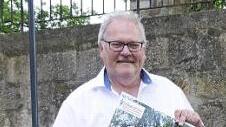 Bürgermeister Claus Bittenbrünn freut sich auf die erste Vorstellung mit dem Titel "Der Mörder - schon wieder der Gärtner?" im Burghof.