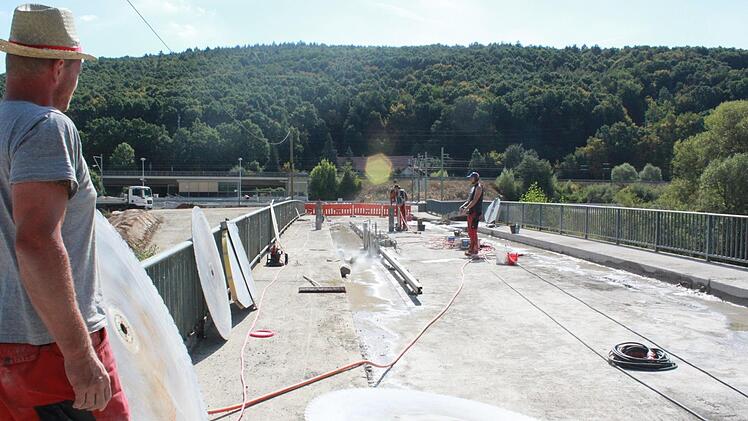 Ende August 2016 wurde die alte Mainbrücke Stück für Stück zersägt