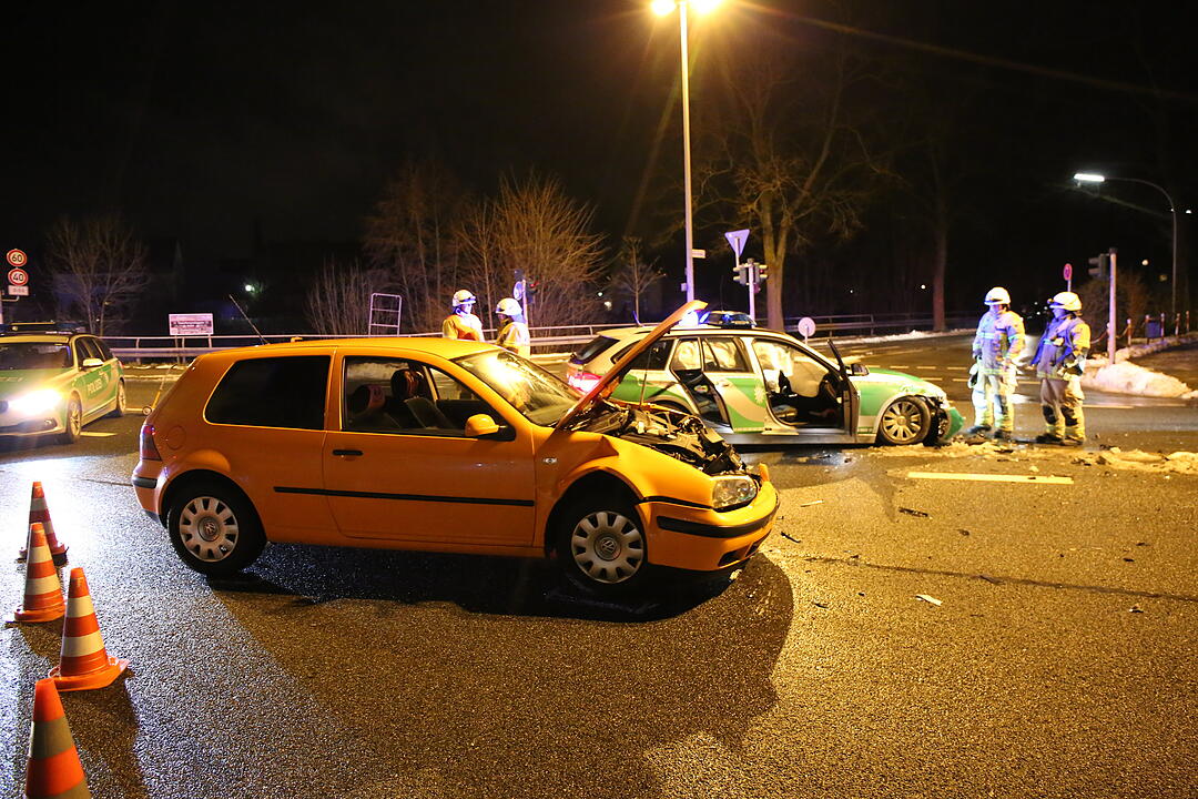 Frontalzusammenstoß mit einem Polizeiwagen in Hof