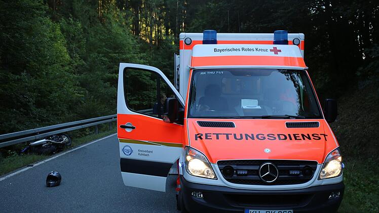 Ein schwerer Motorradunfall hat sich am Samstagnachmittag auf der Staatsstra&szlig;e 2195 zwischen Stadtsteinach und Schwand (Kreis Kulmbach) ereignet. Ein Motorradfahrer verstarb noch an der Unfallstelle. Foto: News5/Fricke