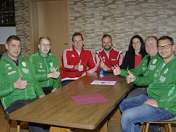 Zusammenarbeit auf breiter Fußballfront beschlossen: Unser Bild zeigt (von links) Christopher Krause, Sebastian Rost, René Gerner, Thomas Knüttel, Christina Luxem, Andreas Ruppert und Christian Ohmert.