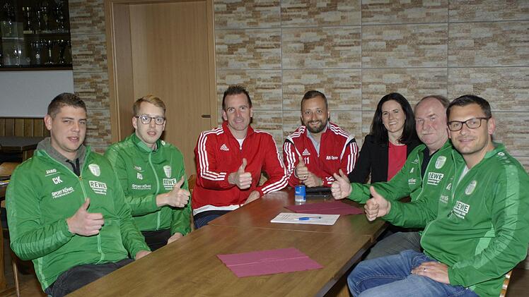 Zusammenarbeit auf breiter Fußballfront beschlossen: Unser Bild zeigt (von links) Christopher Krause, Sebastian Rost, René Gerner, Thomas Knüttel, Christina Luxem, Andreas Ruppert und Christian Ohmert.