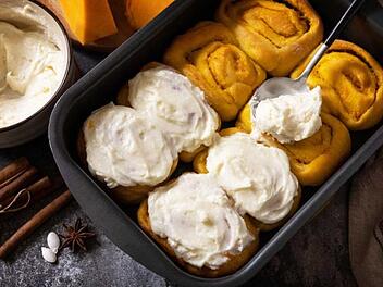 Kürbis-Zimtschnecken mit Frischkäse-Frosting
